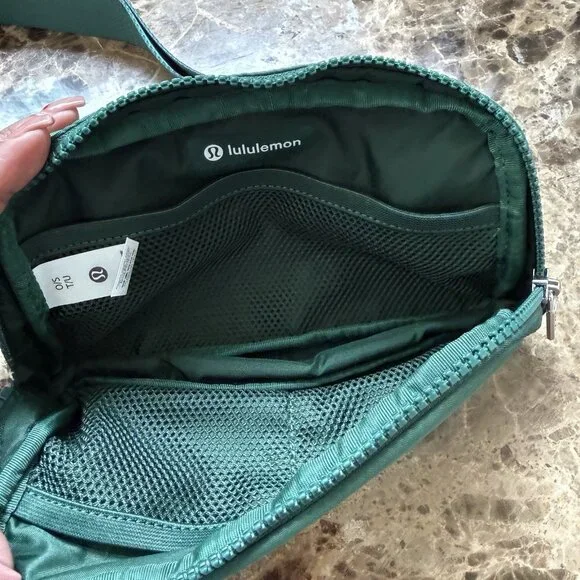 Lululemon Women’s Everywhere Belt Crossbody Bag 1L Green NWOT - Picture 3 of 12